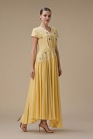 فستان طويل أصفر بتطريز ناعم
