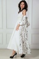 طقم فستان مزموم الخصر بمعطف بقبوع لون ابيض