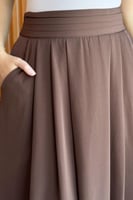 تنورة ميدي كلوش لون بني