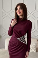 فستان عنابي سهرة بأكمام طويلة