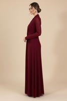 فستان احمر طويل بقصة ملتفة