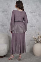 طقم تنورة وبلوزة بليسيه بحزام