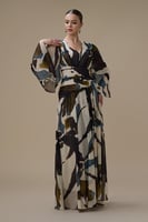 فستان بني طويل بقصة لف وأكمام واسعة