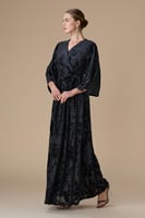 فستان اسود طويل بنقوش مخملية