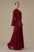 فستان طويل برغندي بكتف واحد