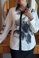 قميص ساتان مزين بطبعات ورد لون اسود