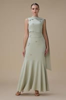 فستان طويل أخضر فاتح بتطريز ووشاح جانبي