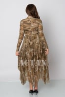 فستان شيفون غير متماثل الطول بكشكش لون كاكي