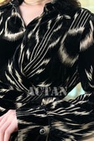 فستان مخملي ميدي درابية بطبعة جرافيك