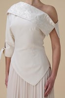 فستان طويل بيج بيليسه بكتف واحد