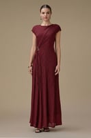 فستان طويل برغندي بتفصيلية جانبية