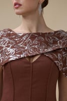 فستان ميدي بني بتفاصيل علوية مطرزة