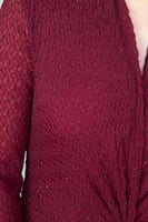 فستان احمر طويل بقصة ملتفة