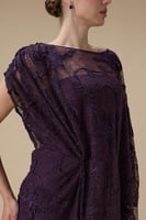 فستان موف دانتيل واسع بقصة كاب