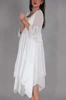 فستان بياقه مربعه بحافه بطول متباين لون ابيض