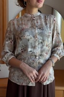 بلوزة شيفون بطبعات ورود لون بيج