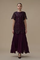 فستان دانتيل عنابي بتنورة بليسيه أنيقة