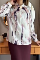 بلوزة بطبعة ماربل مميزة بياقة انيقة لون بيج