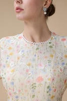 فستان بيج قصير مزهر بأكمام طويلة وكشكش