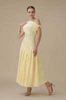 فستان أصفر ميدي بكتف واحد وقصة أنثوية