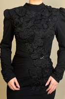 فستان سهرة أسود طويل بتطريز ورود