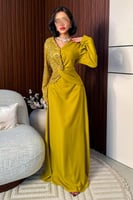 فستان اصفر طويل بأكمام طويلة
