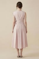 فستان ميدي بربطة مزين ببروش ورد لون وردي