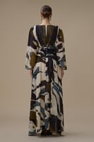 فستان بني طويل بقصة لف وأكمام واسعة