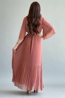 فستان ماكسي نمط منقط بلاسيه لون طوبي