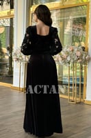 فستان مخملي بأكمام جوبير مزين بالكريستال لون اسود