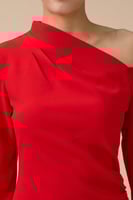 فستان طويل احمر بتصميم كتف واحد