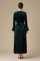 فستان مخملي بفتحة من الأمام لون اخضر