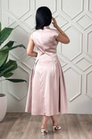 فستان ميدي بعقدة من الأمام لون وردي