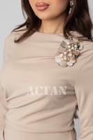 فستان بقصة ضيقة مزين ببروش لون بيج