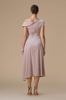 فستان وردي ميدي بكتف مكشوف