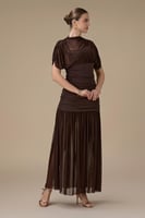 فستان بني طويل بتصميم درابيه