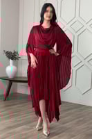 فستان بكسرات غير متساوي الطول لون برغندي