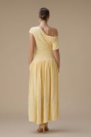 فستان ميدي أصفر بكتف واحد وتنورة غير متماثلة