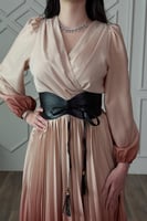 فستان بليسيه مموج اللون بحزام لون كوفي