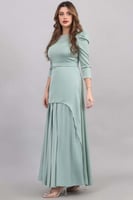 فستان بتصميم مقسم بلاسيه بكريستال عالياقه لون تيفا...