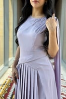 فستان بكسرات بوشاح علي الكتف لون بنفسجي