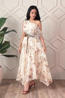 فستان بكتف واحد مزين بهدب لون بيج فاتح