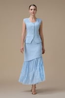 طقم أزرق فاتح بتنورة تول لامعة