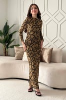 فستان بلمعة طويل مزموم بياقة عالية