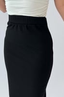 تنورة ميدي بقصة ضيقة لون اسود