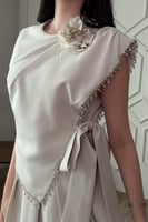 فستان ميدي بربطة مزين ببروش ورد لون بيج