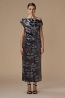 فستان رمادي ميدي مخمل بكتف واحد