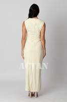 فستان ماكسي ضيق مزين ببروش لون اصفر