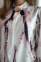 بلوزة بطبعة ماربل مميزة بياقة انيقة لون بيج