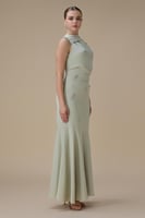 فستان طويل أخضر فاتح بتطريز ووشاح جانبي